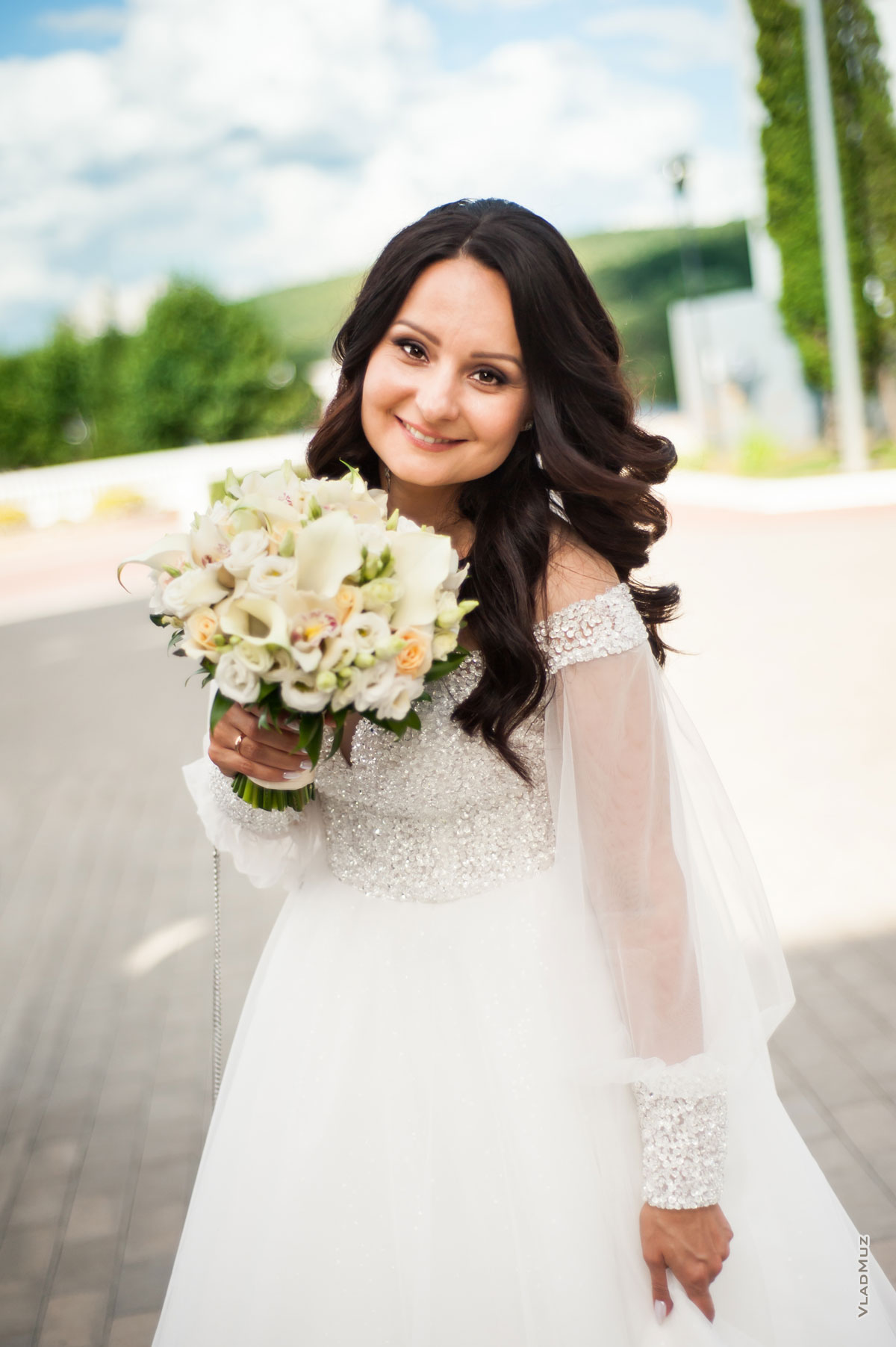 Фото красивой и счастливой невесты с букетом