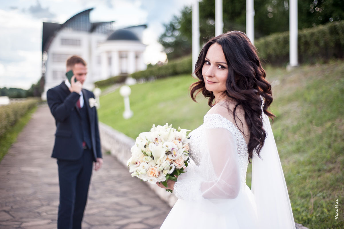 Фото невесты на фоне ротонды ресторанно-гостиничного комплекса «Белый берег» в Московской области