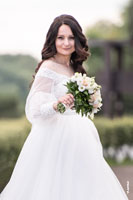 Фотопортрет невесты с букетом во время свадебной прогулки по территории ресторанно-гостиничного комплекса «Белый берег» в Московской области