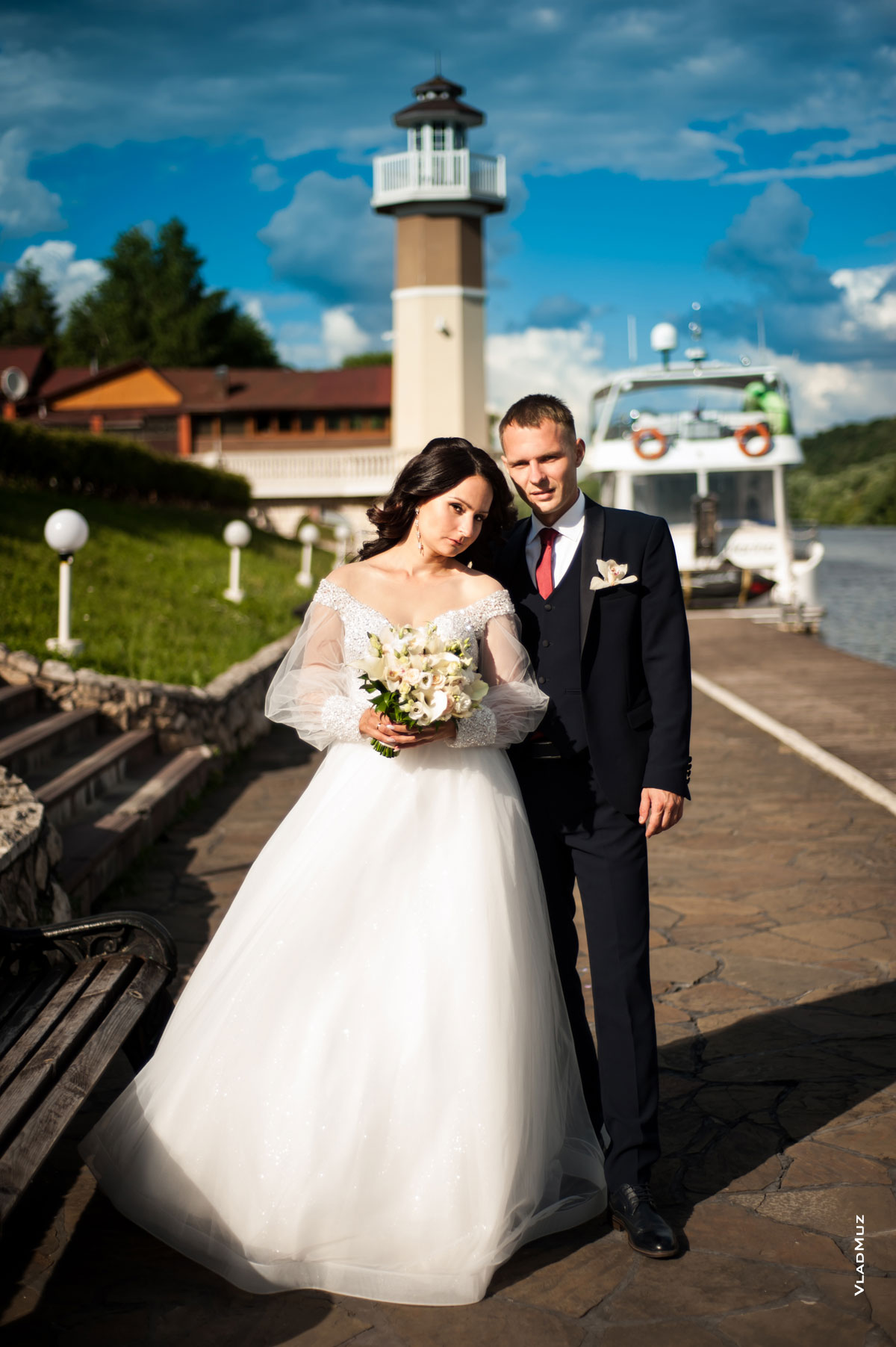 Фото кружащейся невесты на фоне ротонды ресторанно-гостиничного комплекса «Белый берег» в Московской области