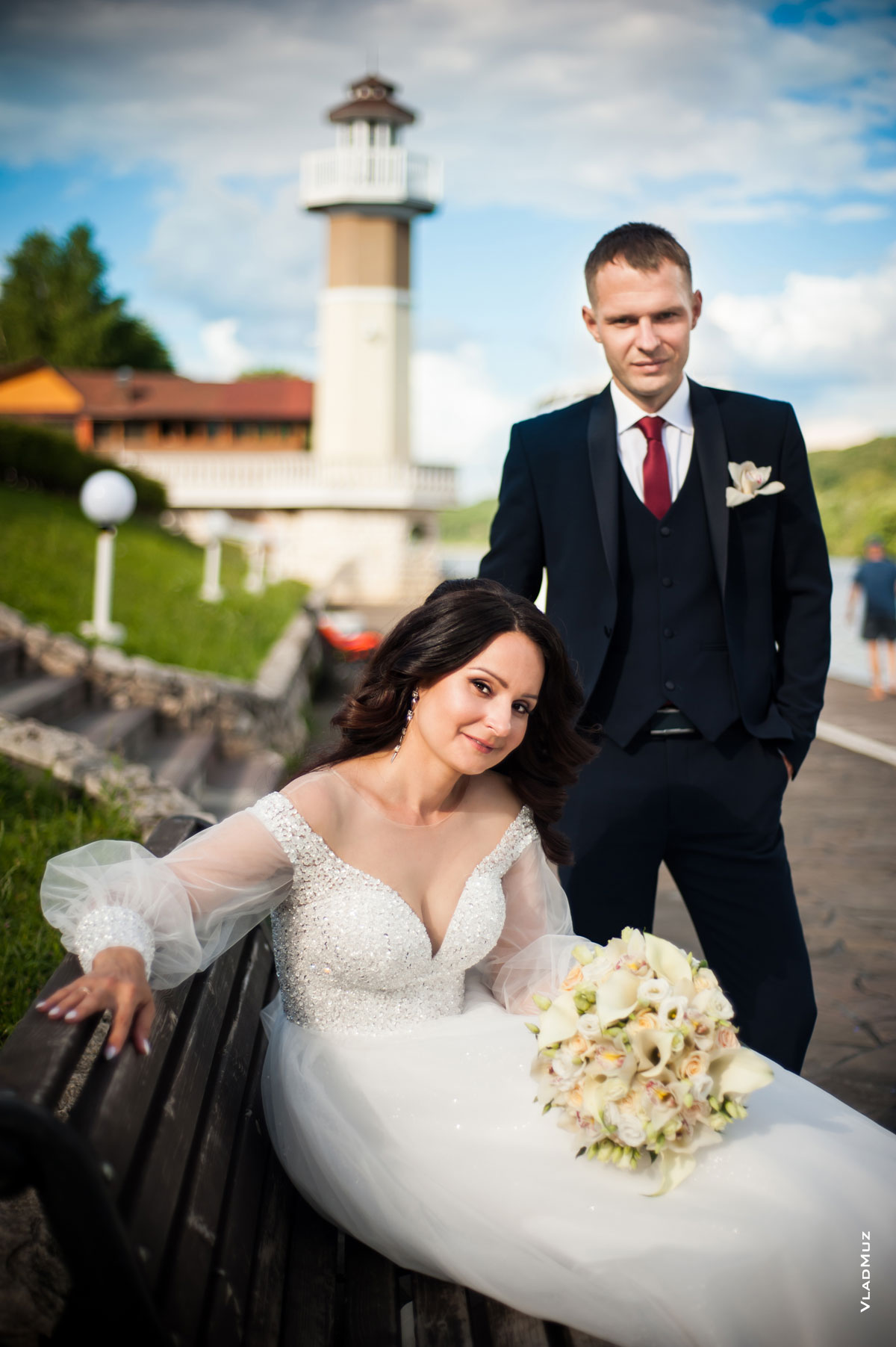 Фото жениха и невесты в расфокусе белых колонн ротонды