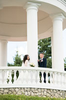 Свадебный фотосет в ротонде: жених и невеста смотрят друг на друга, а я их фотографирую