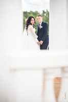 Фото жениха с невестой на фоне расфокусов белых балюстрад и колонн ротонды