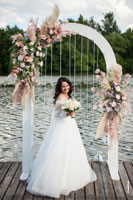 Фото невесты в свадебной арке