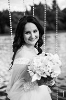 Черно-белый фотопортрет невесты с букетом