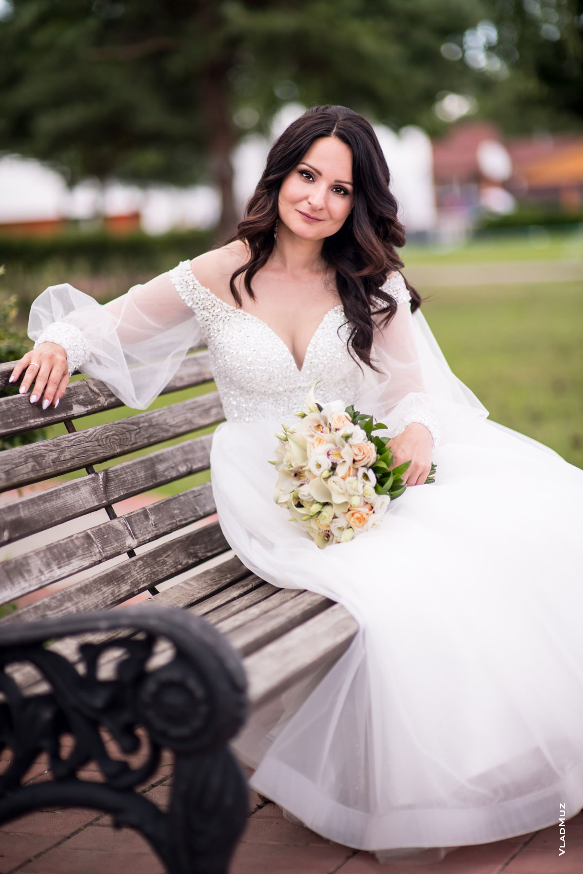 Фото красивой невесты с букетом на лавочке