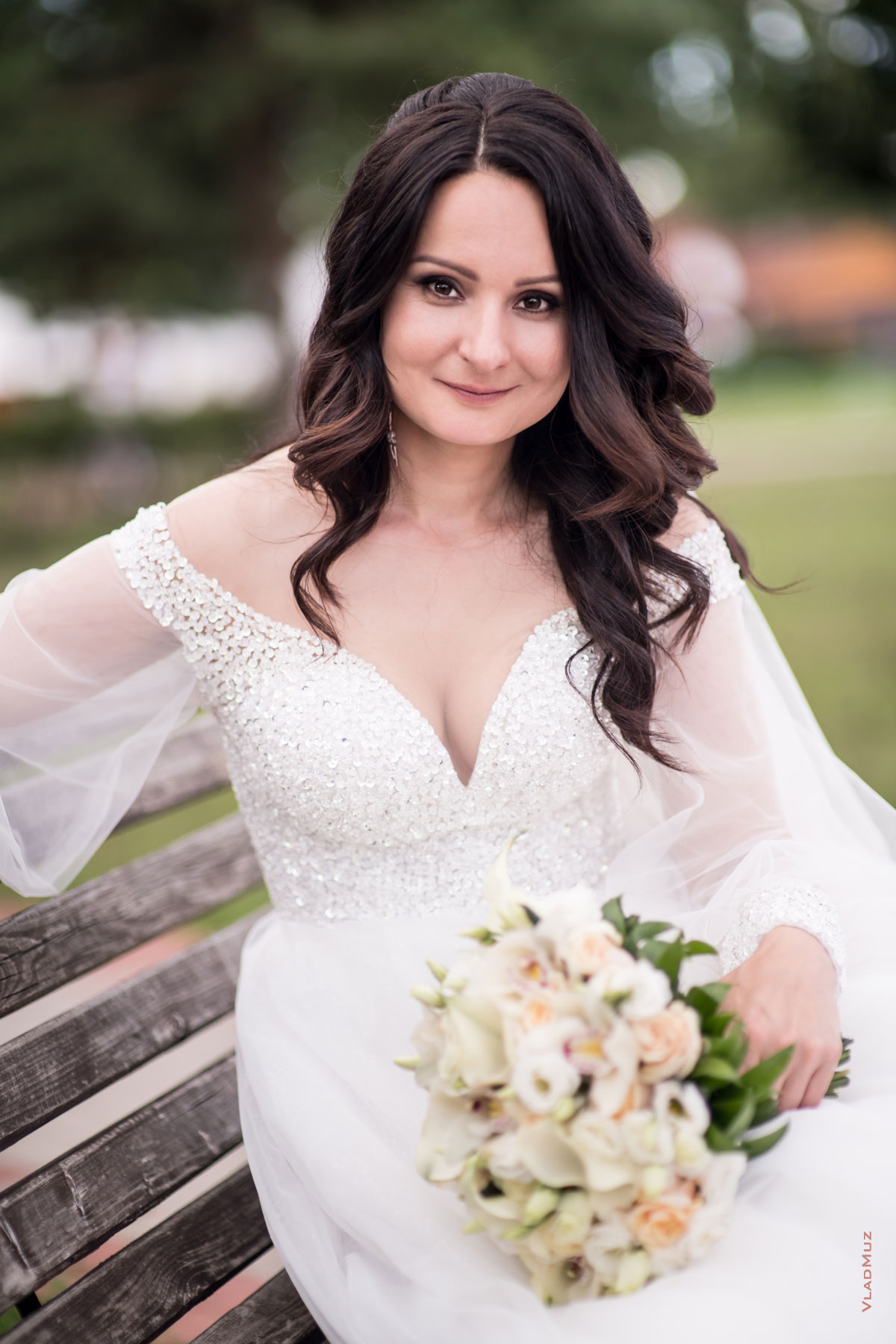 Фото невесты, сидя на лавочке, со свадебным букетом