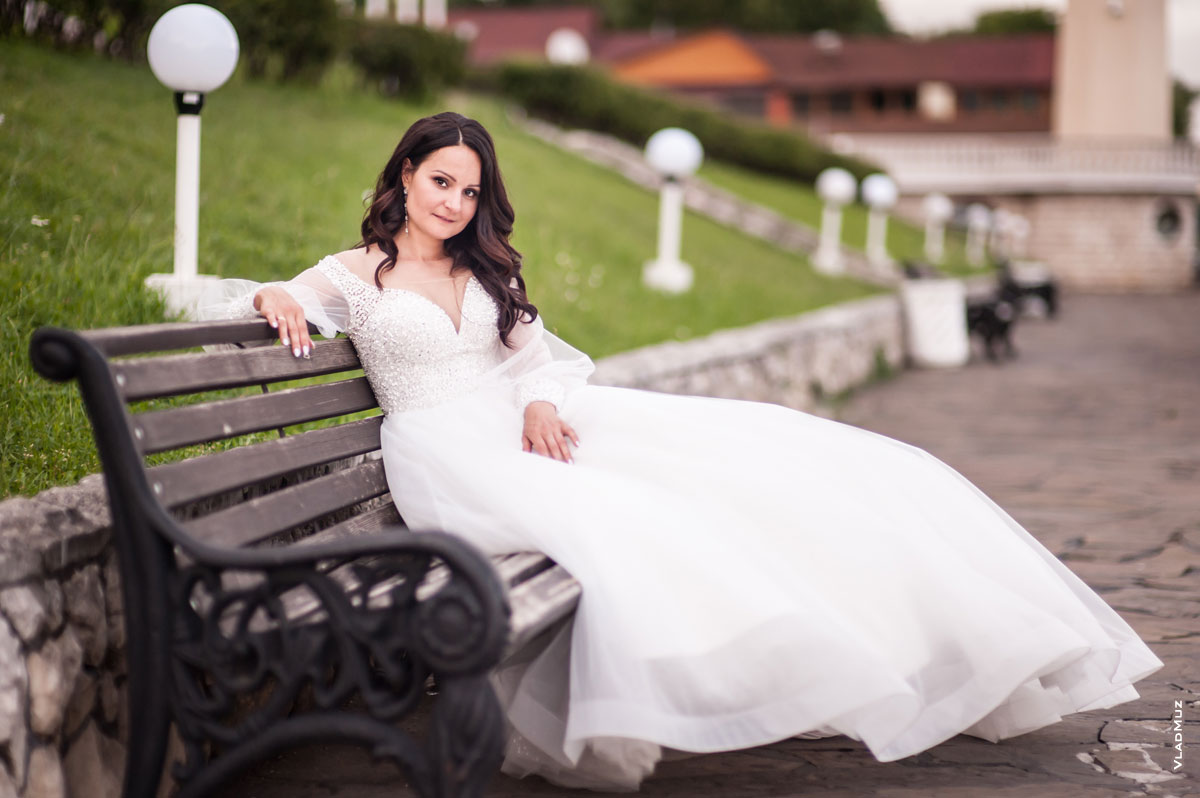 Фото невесты, сидя на лавочке, в полный рост, на набережной комплекса «Белый берег»