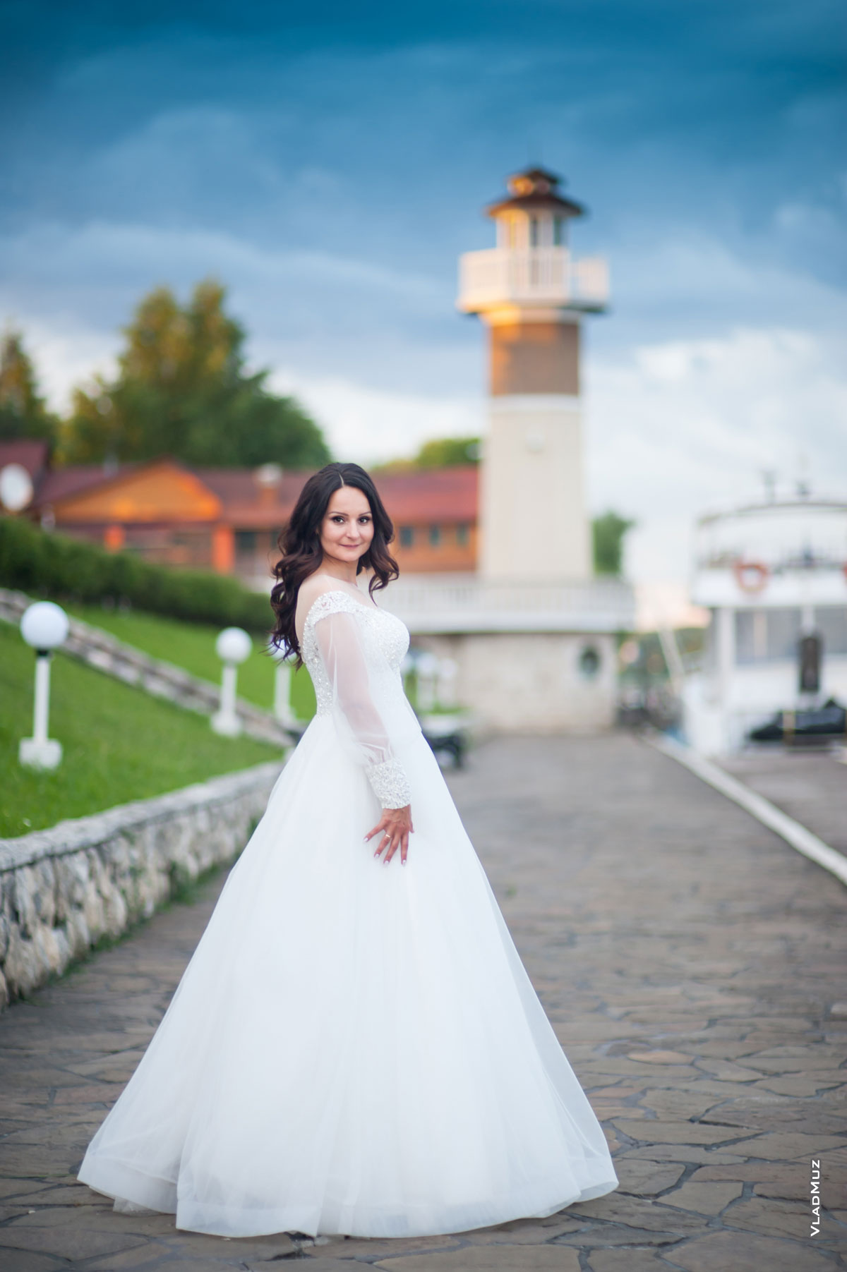 Фото невесты в полный рост, на набережной комплекса «Белый берег» (Раменский район, с. Верхнее Мячково), на фоне маяка