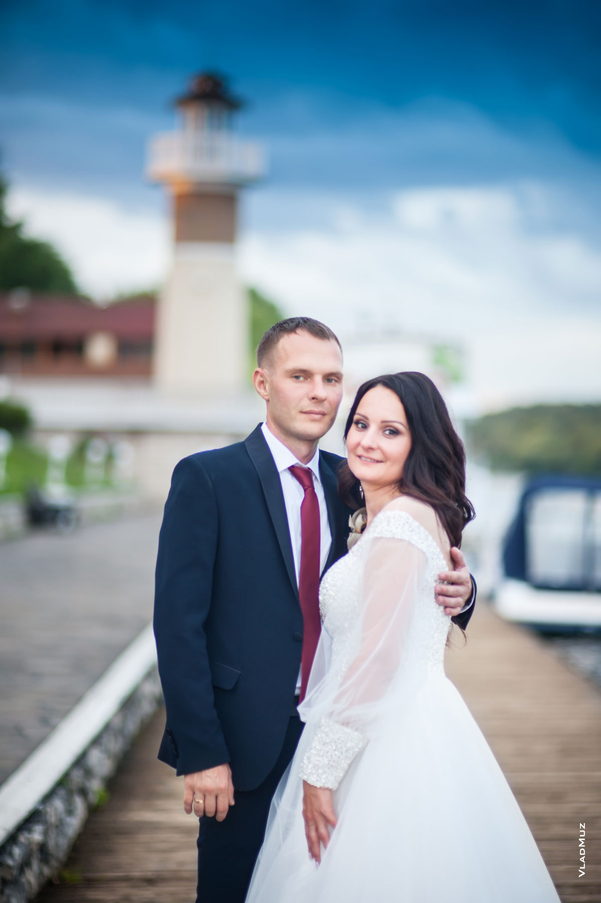 Фото жениха и невесты на фоне маяка и синего неба