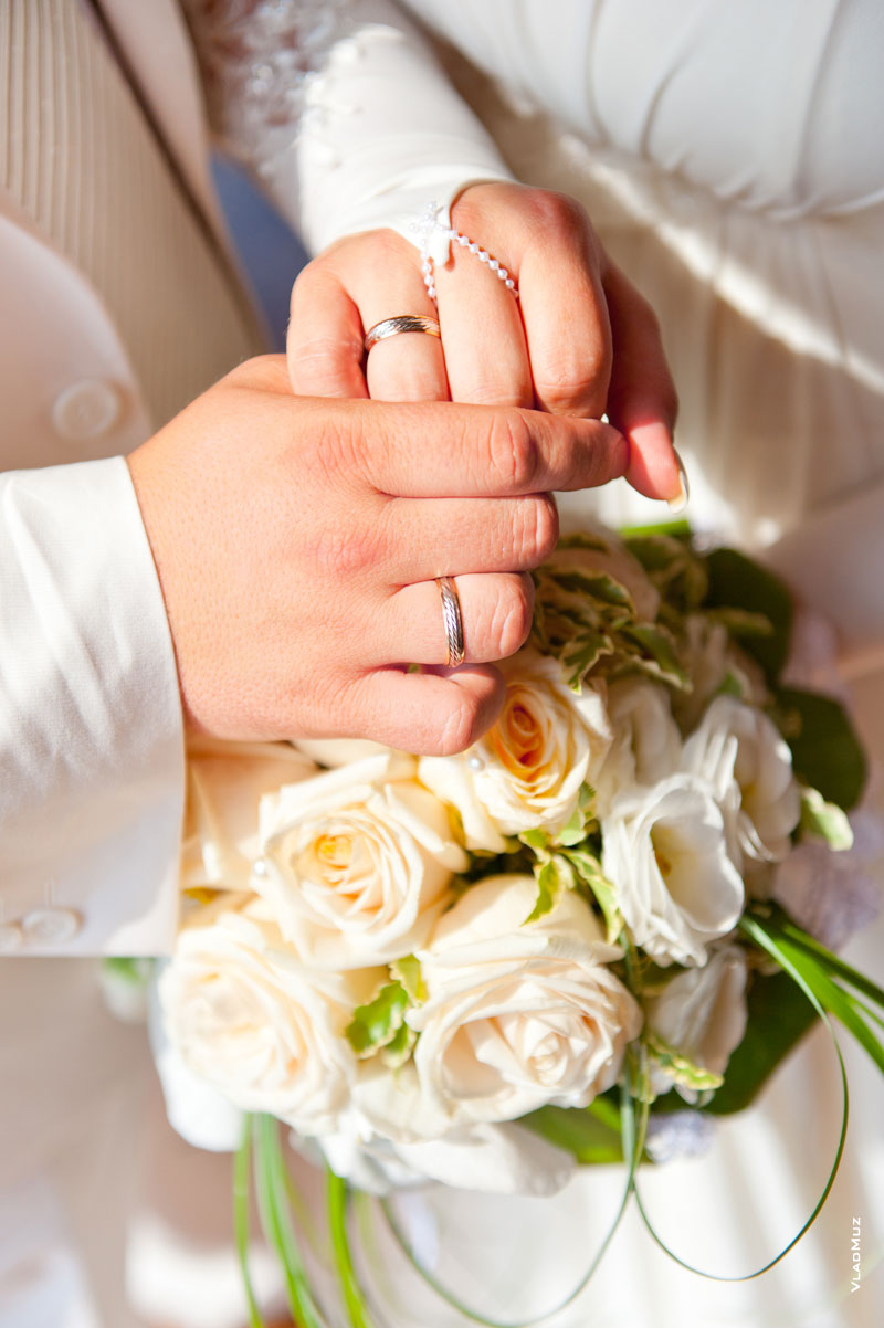Свадебные кольца на белом фоне