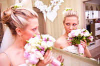 Фото невесты с букетом у зеркала и ее отражение