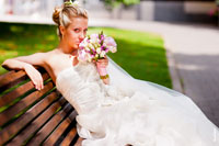 Еще одна красивая вариация из фотопортретов невесты с букетом на лавочке в Екатерининском парке