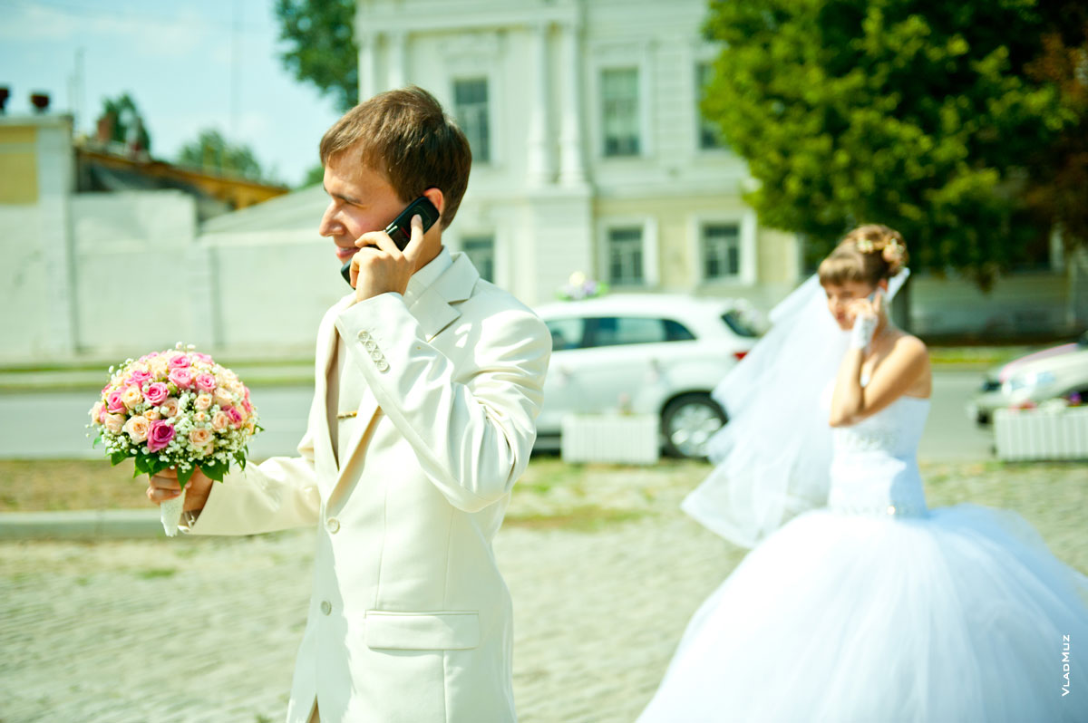 Фото жениха и невесты с телефонами, стоящих на фото в едином ритме