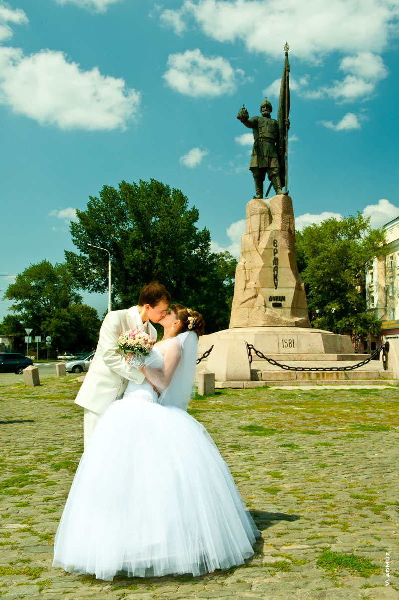 Фото свадебного поцелуя молодоженов на фоне памятника Ермаку в Новочеркасске