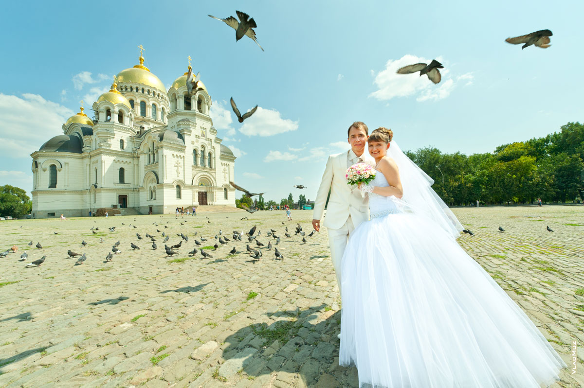 Свадебная фотография жениха и невесты в Новочеркасске на фоне Вознесенского Кафедрального собора и стаи голубей