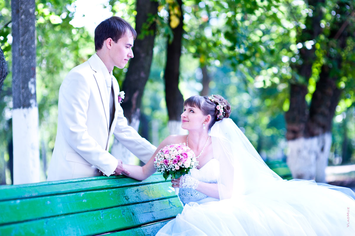 Фото свадебной пары на лавочке в Александровском парке Новочеркасска