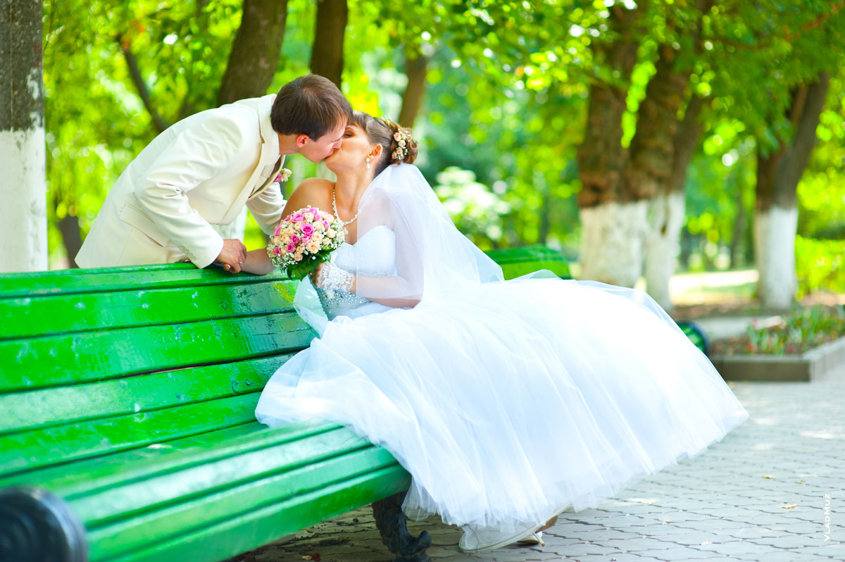 Фото свадебного поцелуя на лавочке Александровского парка в Новочеркасске