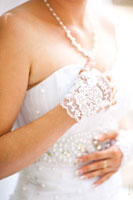 Фото рук и свадебного платья невесты с избирательной резкостью