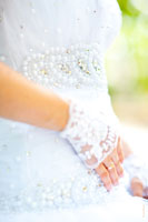 В резкости только фрагменты свадебного платья и обручальное кольцо на руке невесты