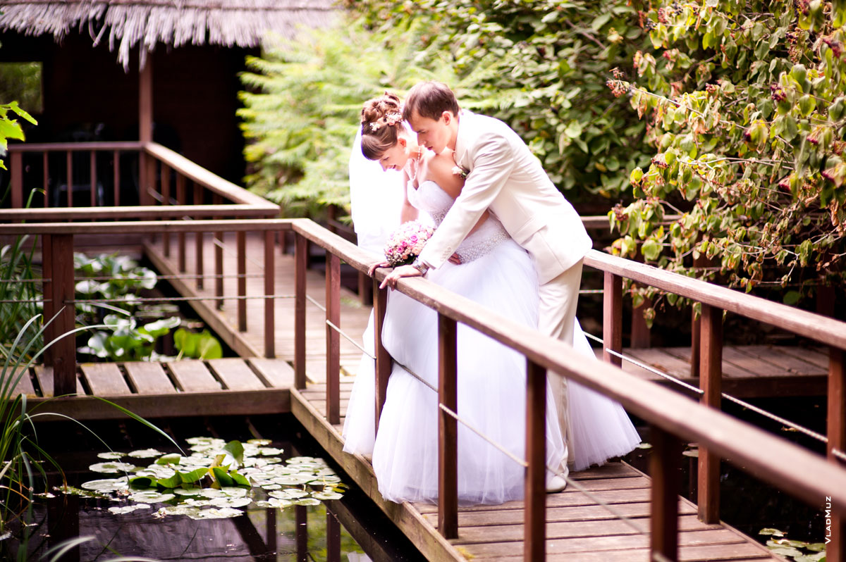 Фото жениха и невесты, внимательно смотрящих вглубь пруда