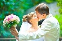 Идеальная фотография из серии свадебных поцелуев