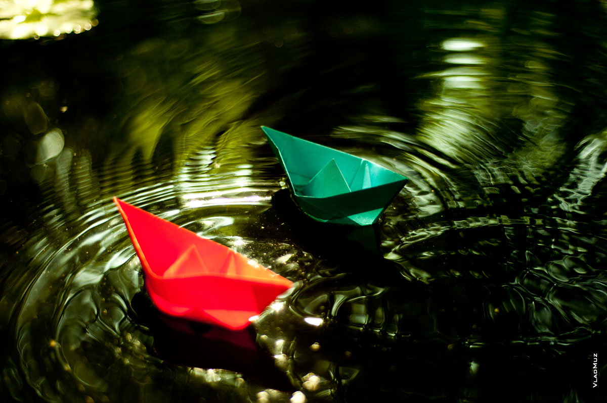 Фото ярких бумажных кораблей на водной глади