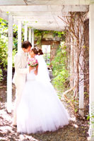 Фото жениха с невестой в полный рост в тенистой аллее ботанического сада Толоконникова