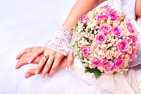Фото натюрморт с букетом невесты, руками молодоженов и обручальными кольцами