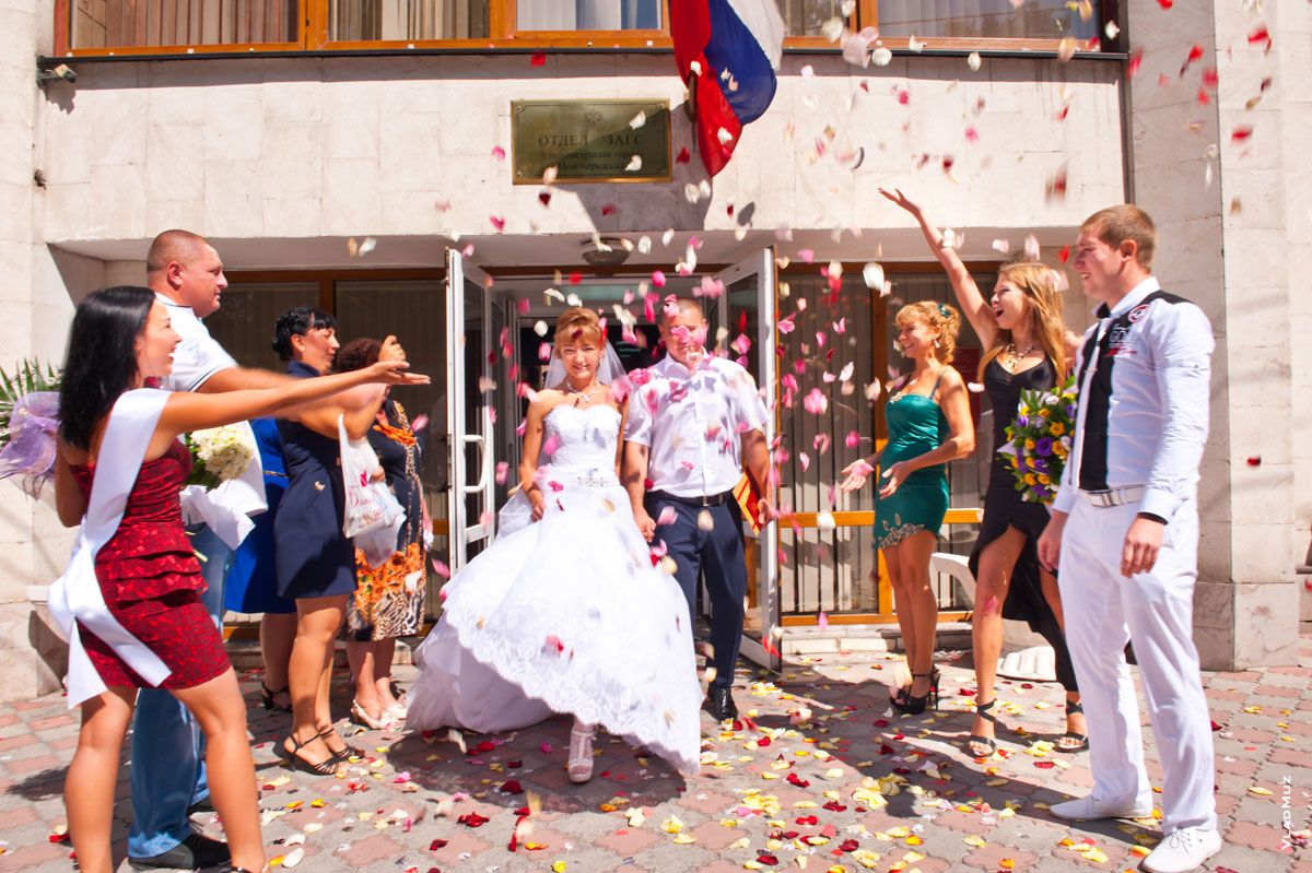 Торжественный выход жениха и невесты из ЗАГСа на Соцгороде в Новочеркасске на ул. Бердичевского с овациями и фейерверком из лепестков роз