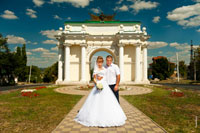 Свадебное фото жениха и невесты на фоне Триумфальной арки в городе Новочеркасске