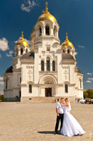 Фото жениха с невестой в полный рост на фоне Вознесенского Войскового Кафедрального собора в Новочеркасске
