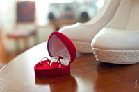 Фото красной коробочки в форме сердца с обручальными кольцами