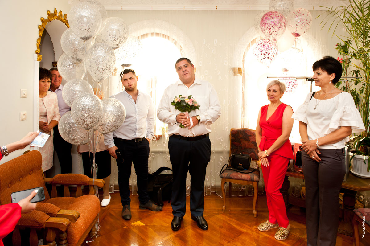 Фото жениха и гостей после выкупа невесты