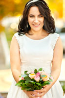 Фото радостной невесты с букетом в руках