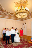 Фото молодоженов, почетных свидетелей и родителей свадебной пары в ЗАГСе на улице Московской в Новочеркасске