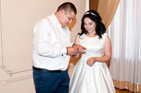 Фото жениха, одевающего невесте обручальное кольцо