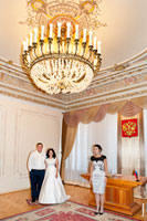 Фото сотрудника ЗАГСа и молодоженов в интерьере Дворца бракосочетаний на улице Московской в Новочеркасске