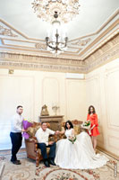 Фото молодоженов с почетными свидетелями в интерьере Дворца бракосочетаний на ул. Московской в Новочеркасске