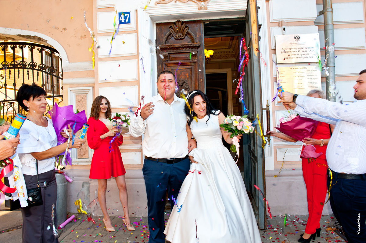 Фото торжественного выхода жениха с невестой под выстрелы хлопушек и салют из конфетти из ЗАГСа на улице Московской в Новочеркасске