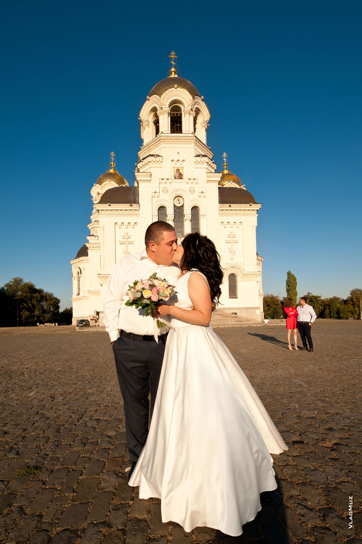 Фото поцелуя молодоженов на Соборной площади в Новочеркасске, на фоне Вознесенского Войскового Кафедрального собора