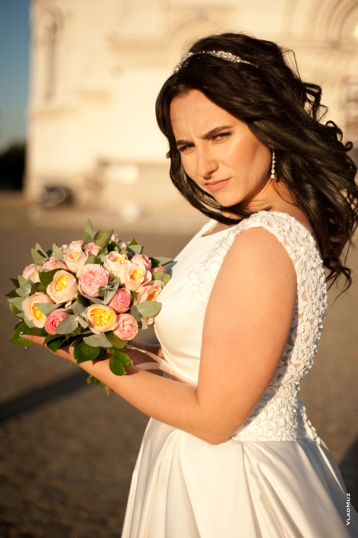 Поясной фотопортрет невесты со свадебным букетом