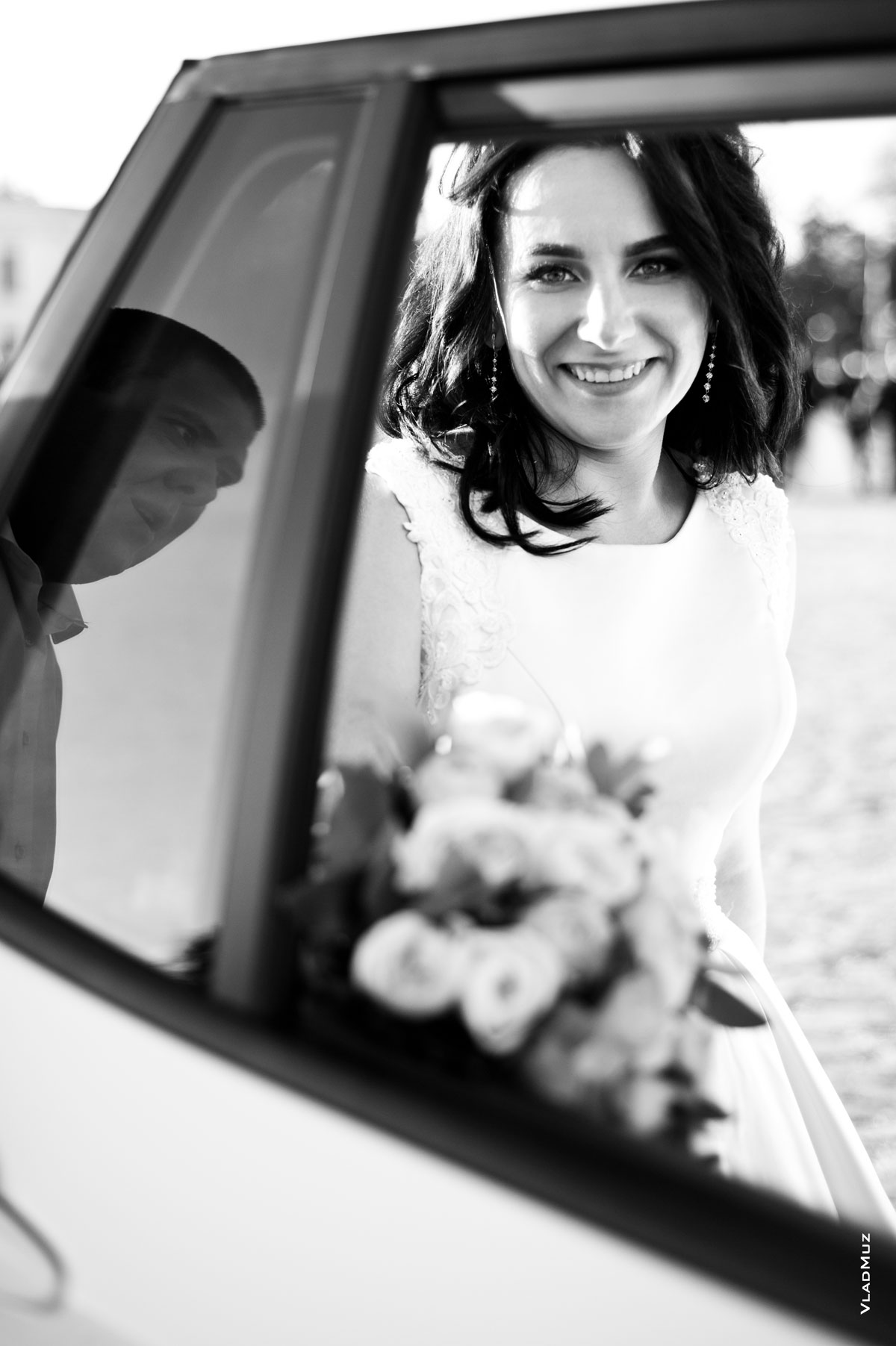 Фото невесты во фрейме окна двери автомобиля и отражение жениха в стекле