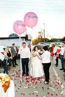 Фото жениха и невесты с воздушными шарами с надписями «Холостяк» и девичьей фамилией