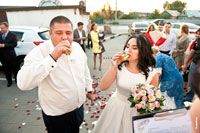 Жених и невеста запивают соленый каравай сладким лимонадом