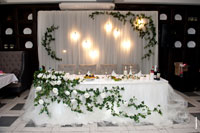 Фото украшенного свадебного стола молодоженов и почетных свидетелей в кафе «Восток-Запад»