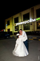 Фото крепких объятий жениха и невесты в финале свадебного вечера