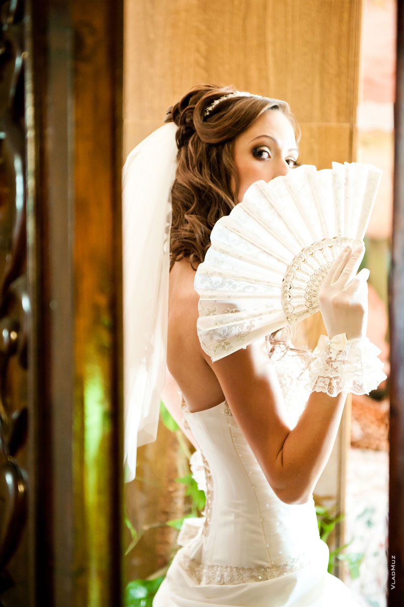 Вуайерист скрыто снимает невесту под платьем на свадьбе