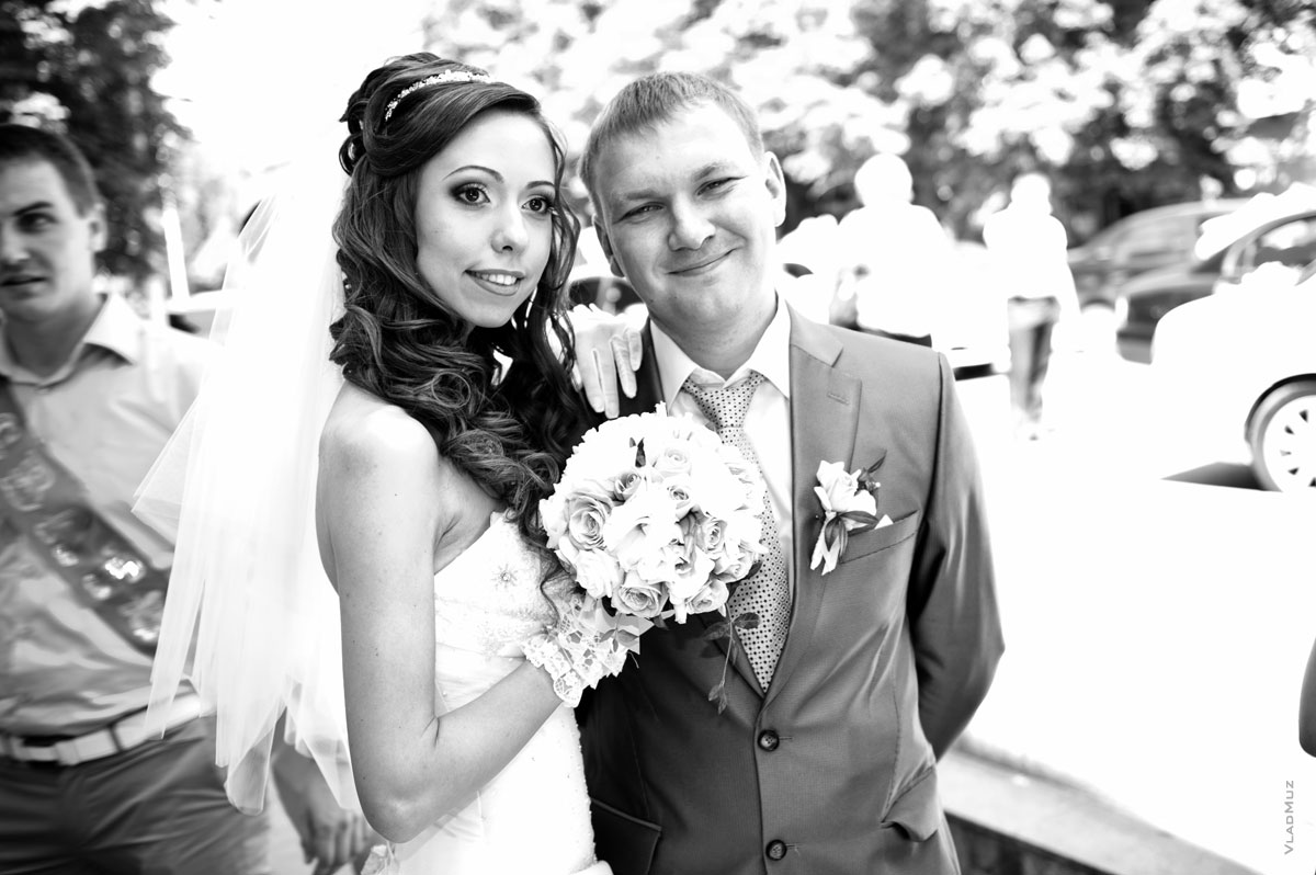Черно-белый фотопортрет свадебной пары у ЗАГСа