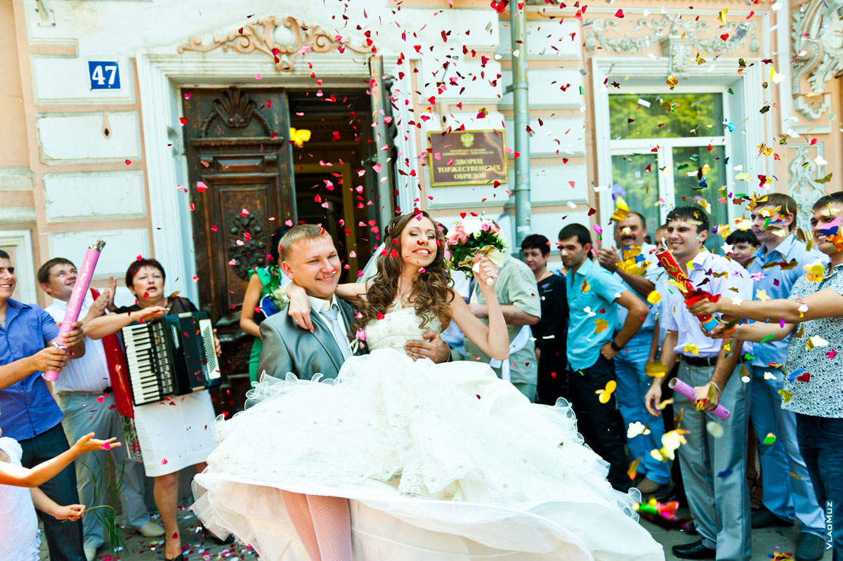 Фото торжественного выноса невесты из новочеркасского ЗАГСа